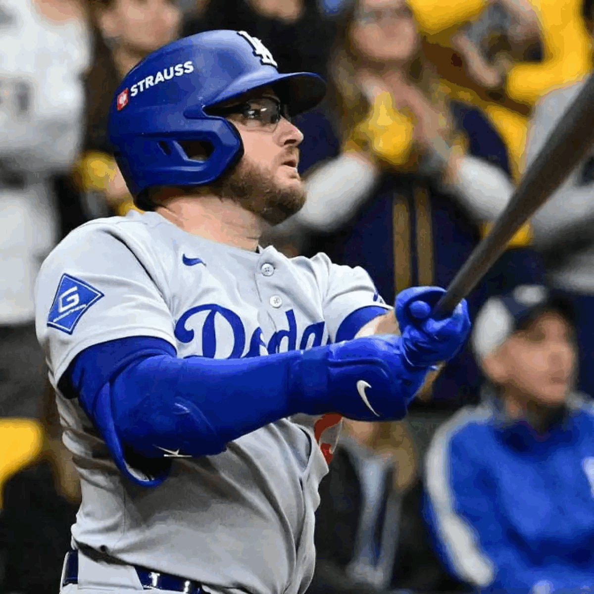 Munsey of the Dodgers hit a home run to extend the lead