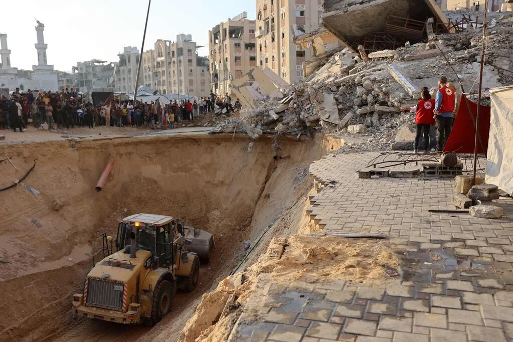 Israeli forces bomb southern Gaza again, claiming they are responding to Hamas attacks, putting ceasefire agreement under renewed pressure