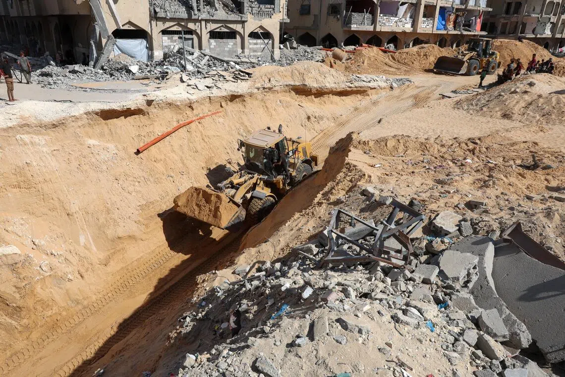 Israeli forces bomb southern Gaza again, claiming they are responding to Hamas attacks, putting ceasefire agreement under renewed pressure