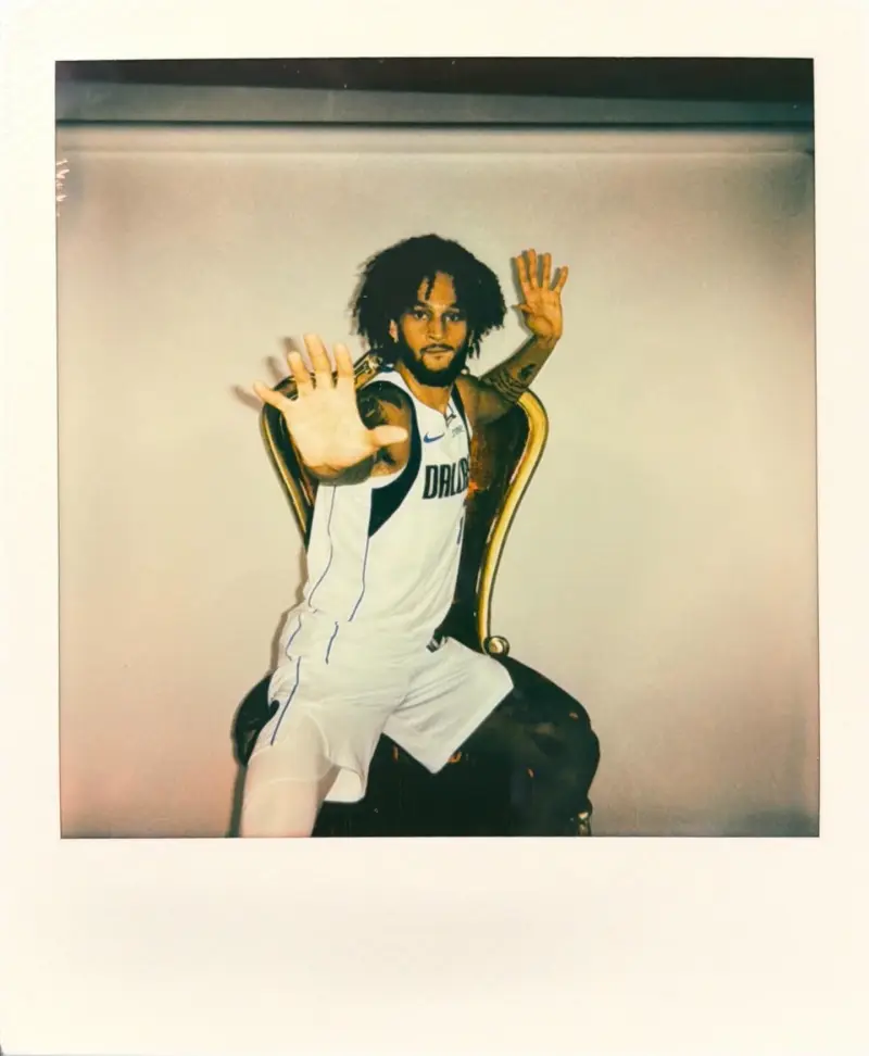 The Mavericks shared a series of makeup photos for the Throne series on social media