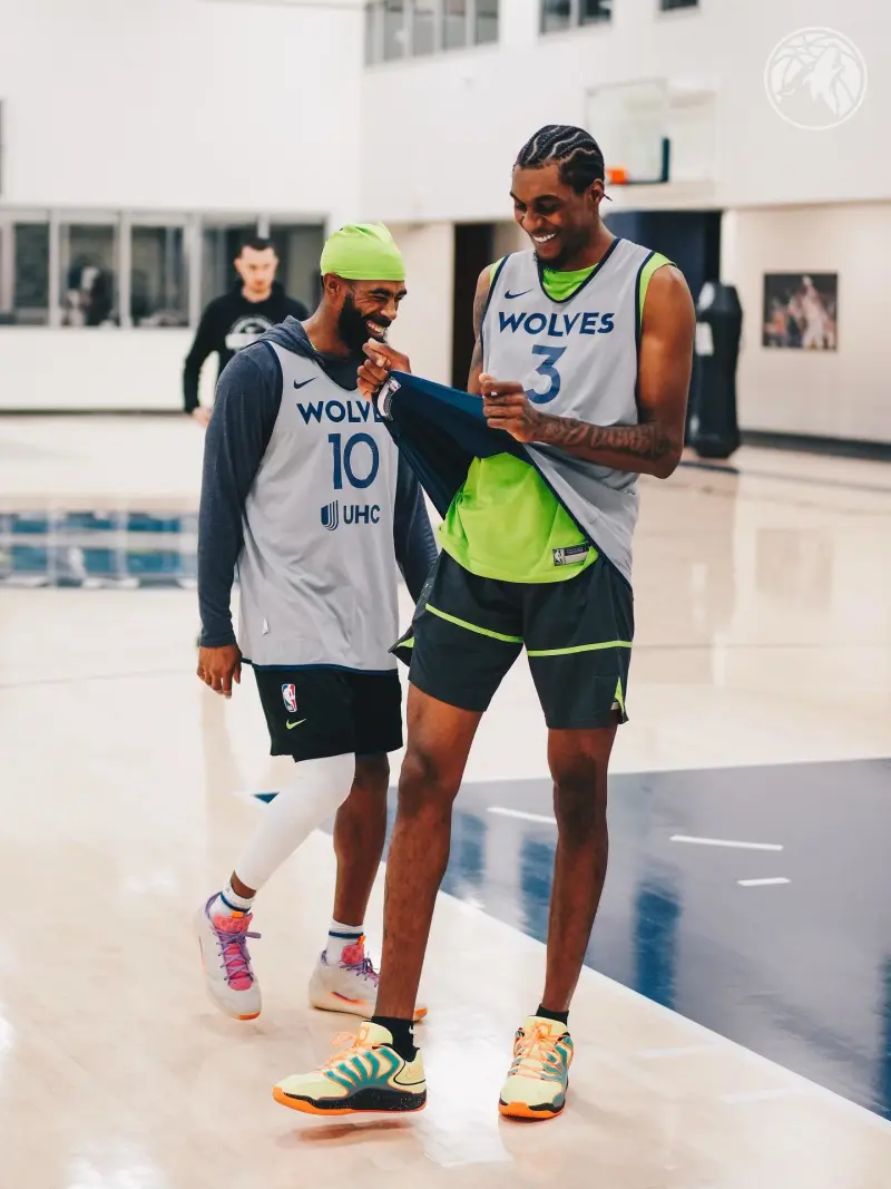 The Wolves are coming! Timberwolves officially released a player training photo, including McDaniels and others.