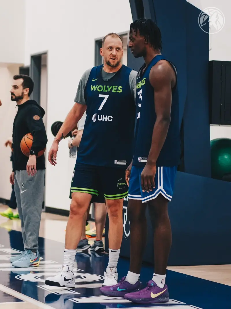 The Wolves are coming! Timberwolves officially released a player training photo, including McDaniels and others.