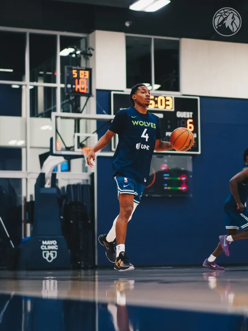 The Wolves are coming! Timberwolves officially released a player training photo, including McDaniels and others.