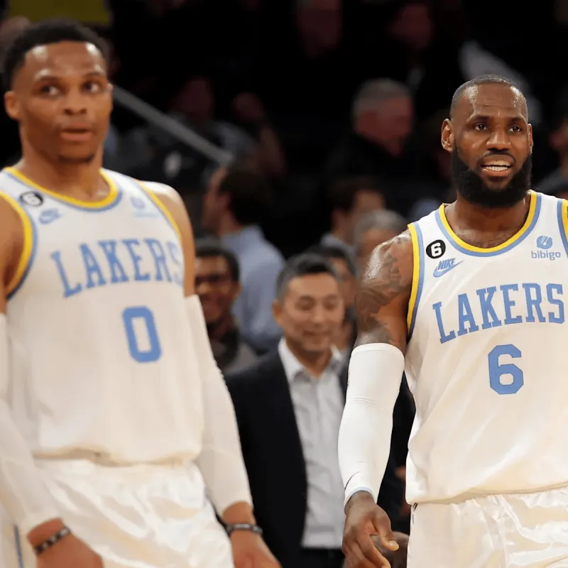 American reporters revealed the many reasons why Westbrook is fed up with James: inconsistent words and deeds, pretending to read a book, etc.