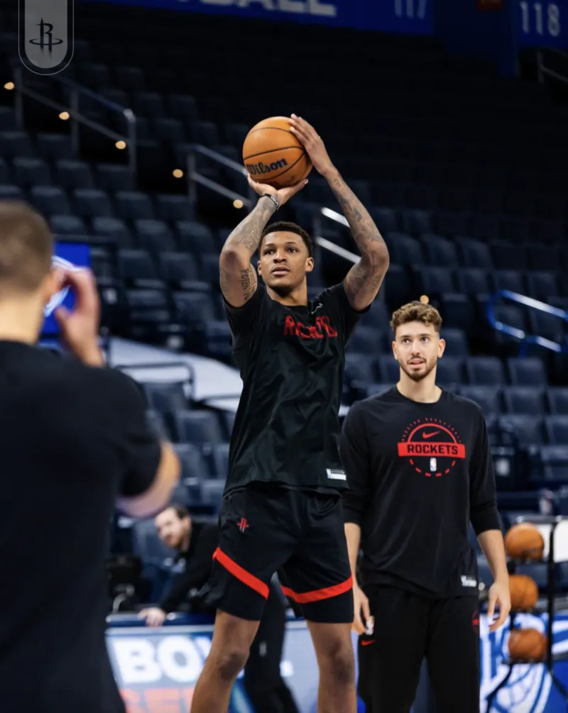 Arriving in Oklahoma City! Rockets official media released photos of players training at the Thunder's home court: Concentrated