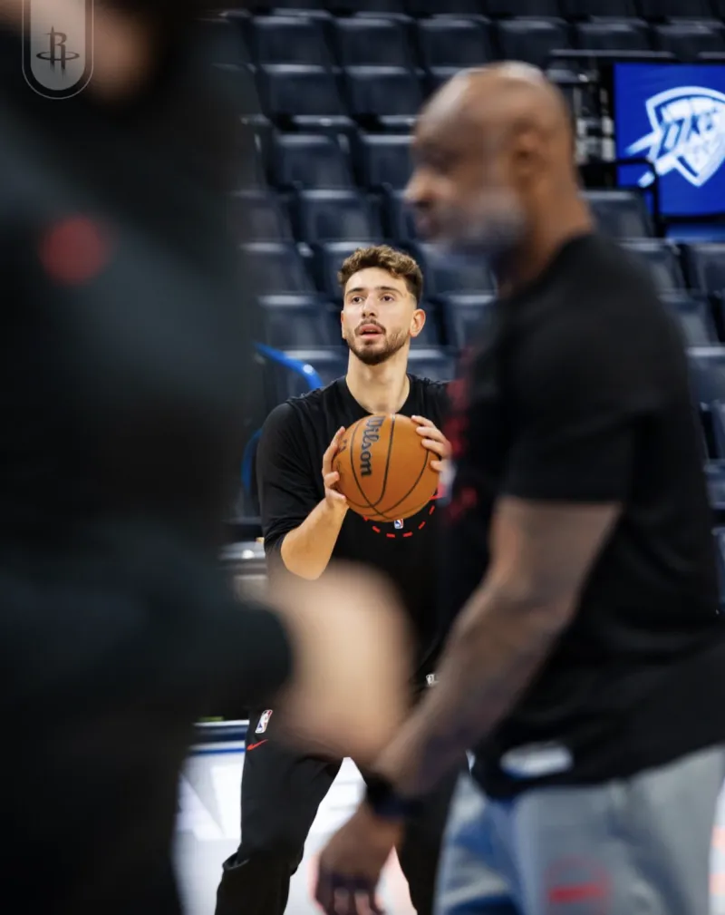 Arriving in Oklahoma City! Rockets official media released photos of players training at the Thunder's home court: Concentrated