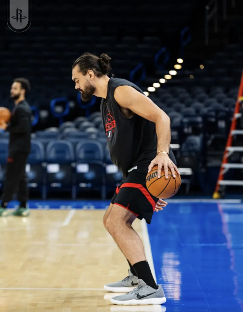 Arriving in Oklahoma City! Rockets official media released photos of players training at the Thunder's home court: Concentrated