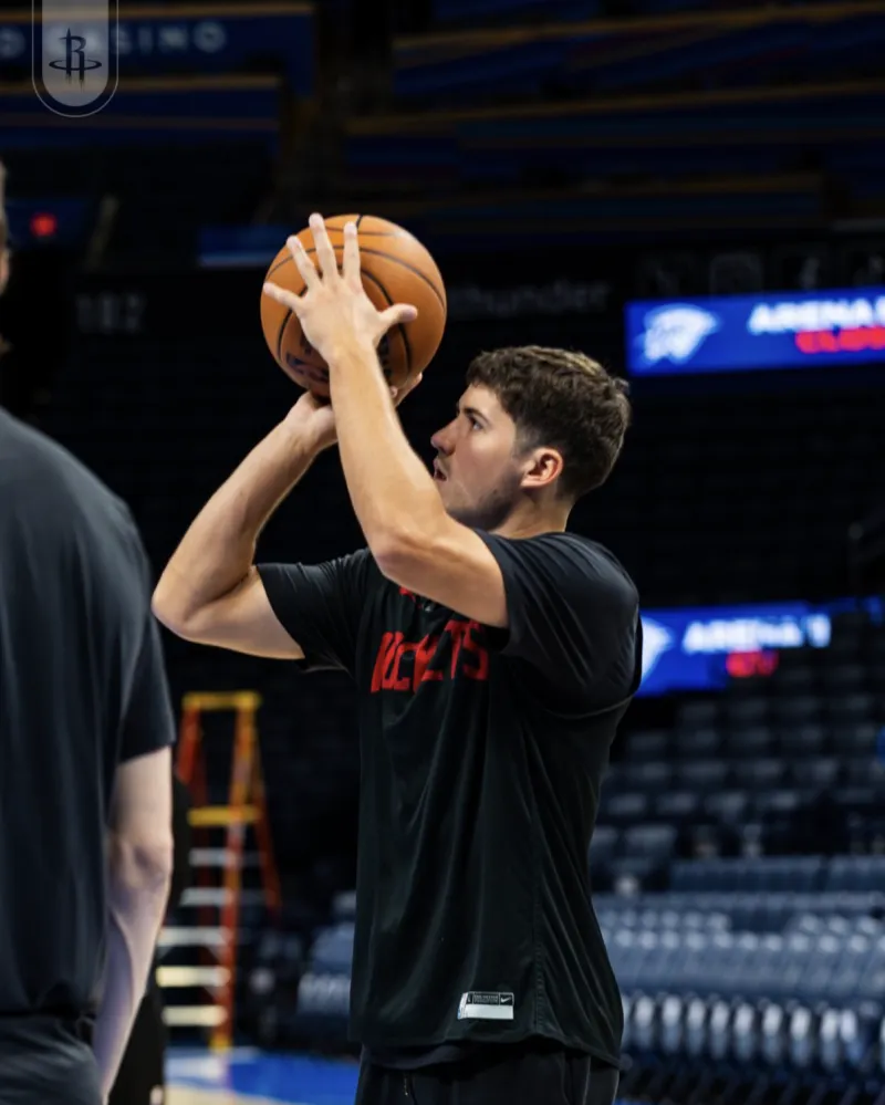 Arriving in Oklahoma City! Rockets official media released photos of players training at the Thunder's home court: Concentrated