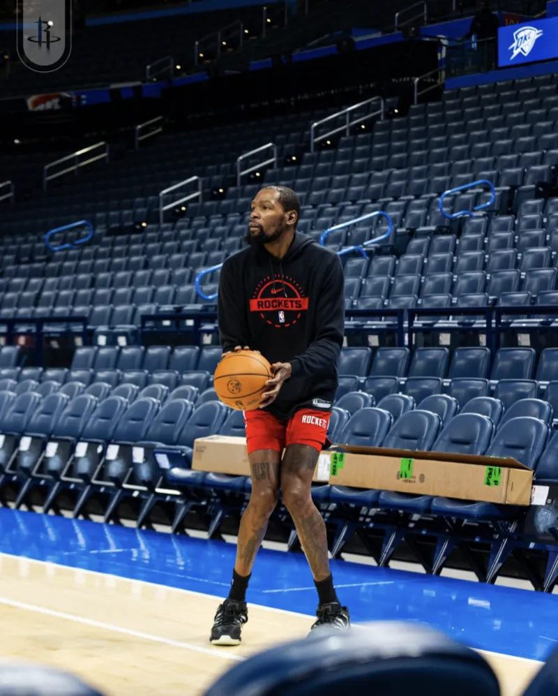 Arriving in Oklahoma City! Rockets official media released photos of players training at the Thunder's home court: Concentrated