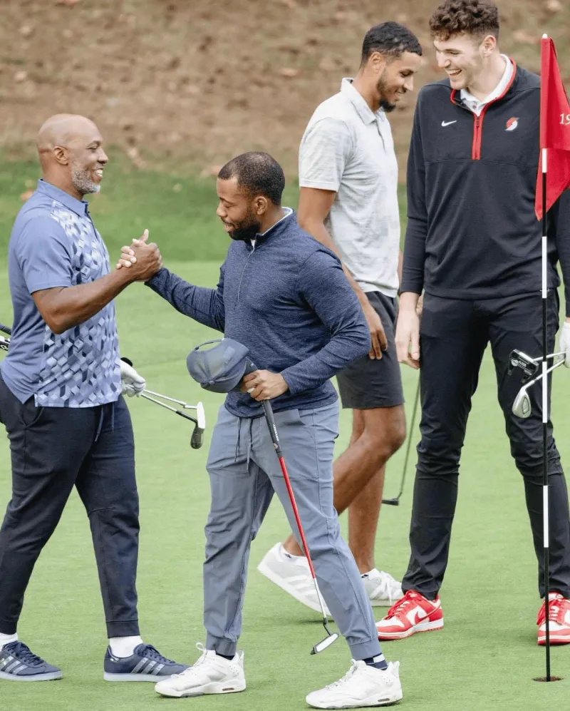 Trail Blazers share golf photos on social media: smooth swings and good times