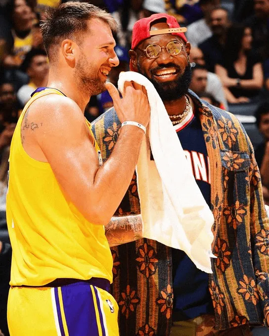 NBA official photos: Doncic ushered in a historic night in Los Angeles, smiling all the time