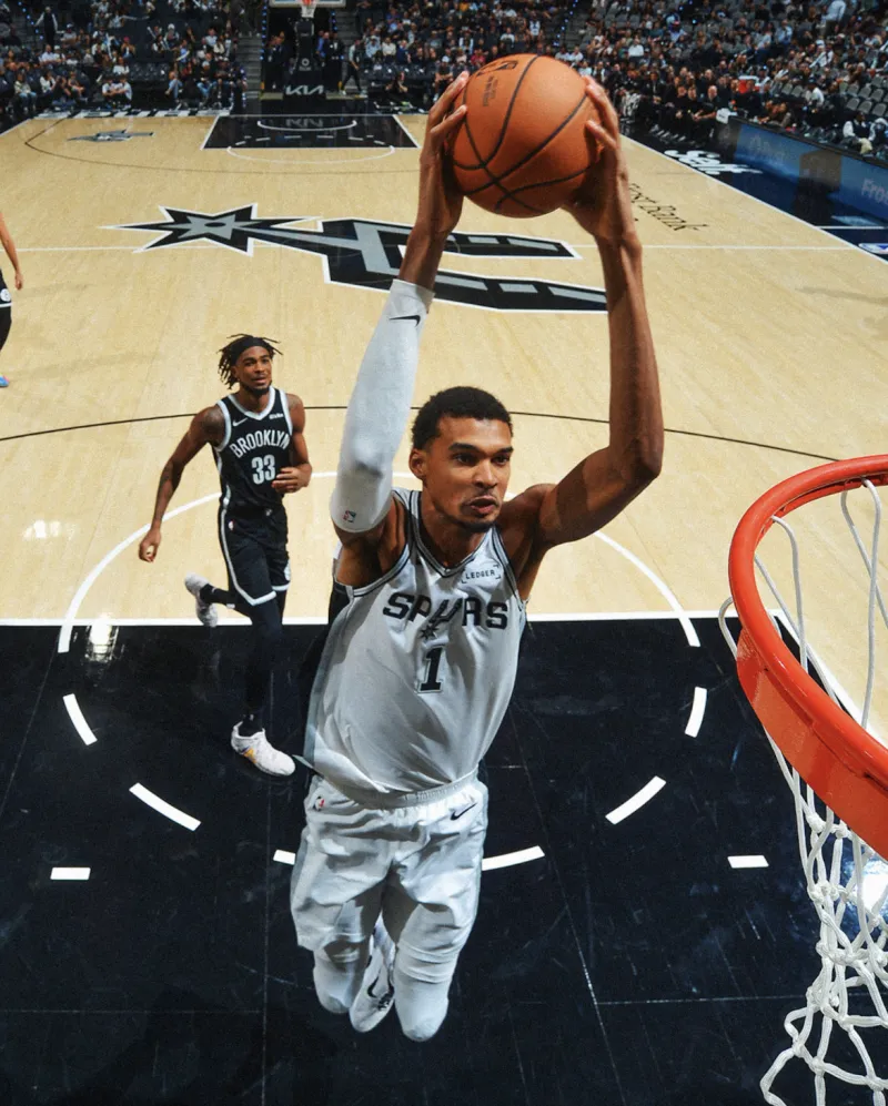 Why does Wenban look like he's dunking while standing?