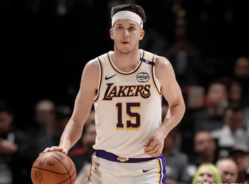 Carrying the team! Reeves made 5 of 10 shots in the first half, scoring 21 points, 4 rebounds and 5 assists