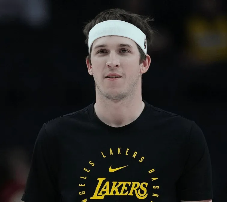 The top three scorers at the moment: Alexander 40 points, Antetokounmpo 36 points, Reeves 34 points