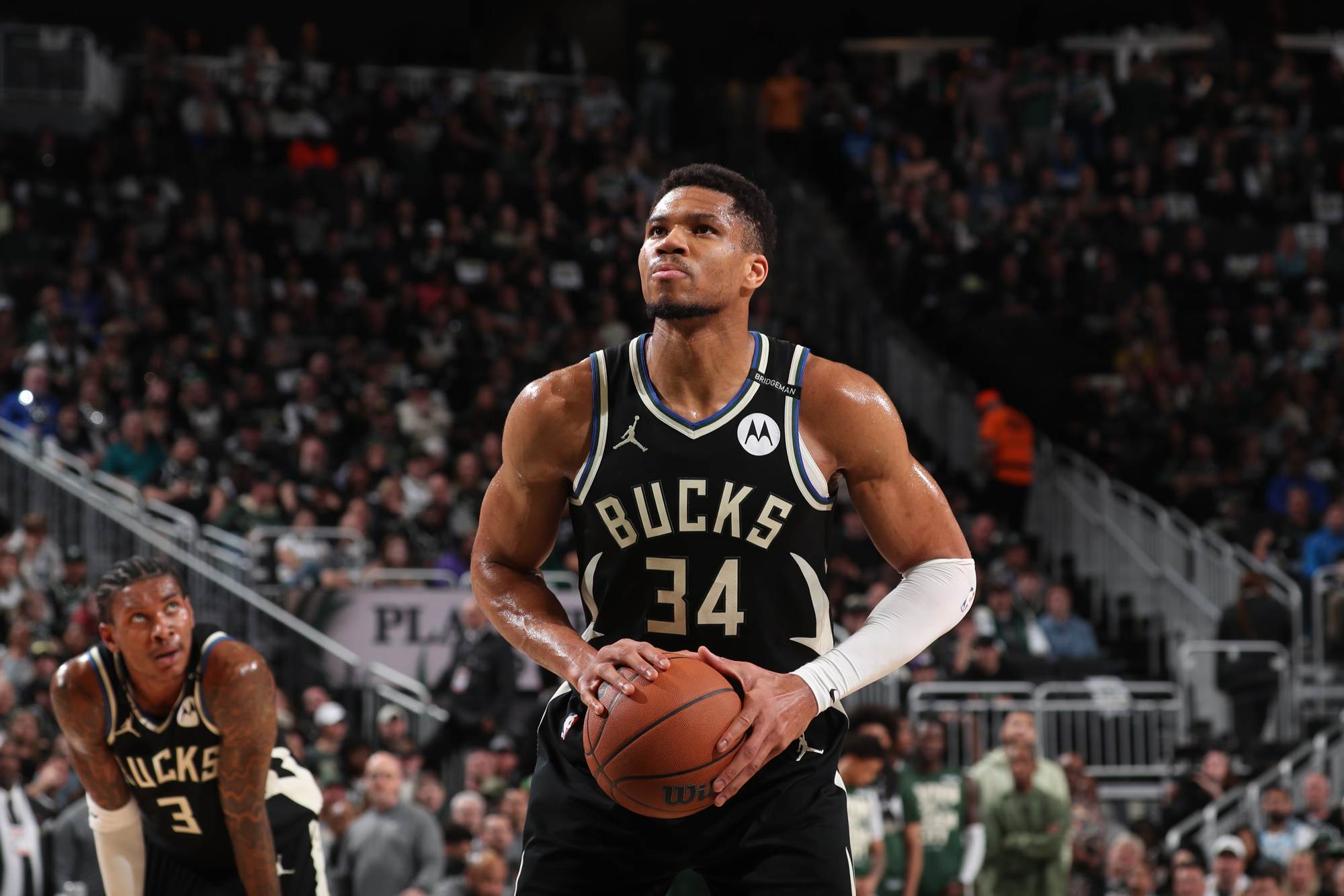 Giannis Antetokounmpo dominated the game! He played 33 minutes, scoring 37 points, grabbing 8 rebounds, dishing out 7 assists, making 1 steal, and blocking 2 shots.