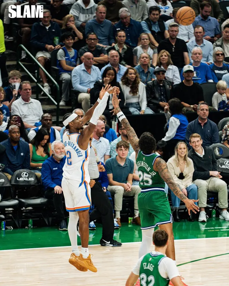 Slam's official account posted photos of the Thunder's game: The championship banner has been raised, setting a new standard.