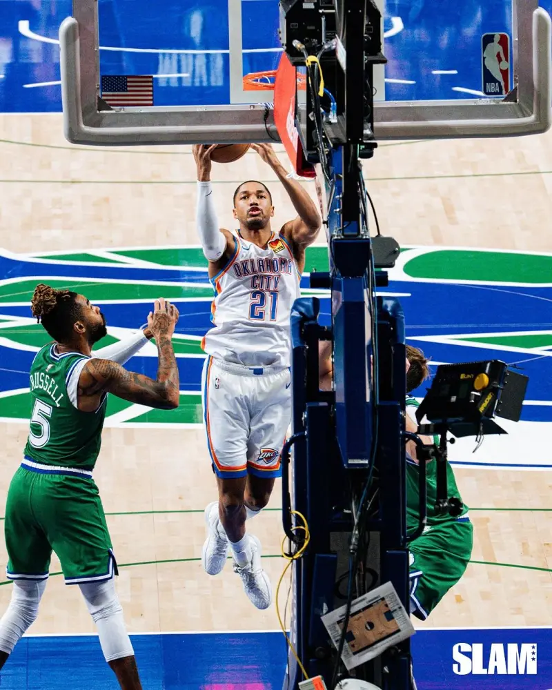 Slam's official account posted photos of the Thunder's game: The championship banner has been raised, setting a new standard.