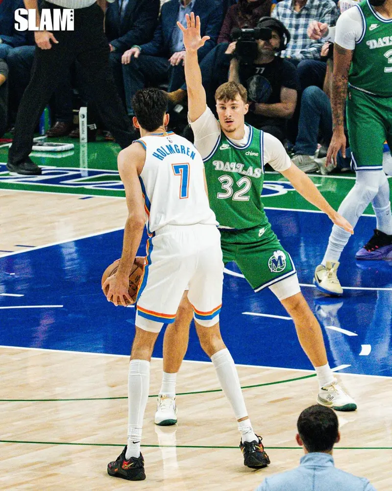 Slam's official account posted photos of the Thunder's game: The championship banner has been raised, setting a new standard.