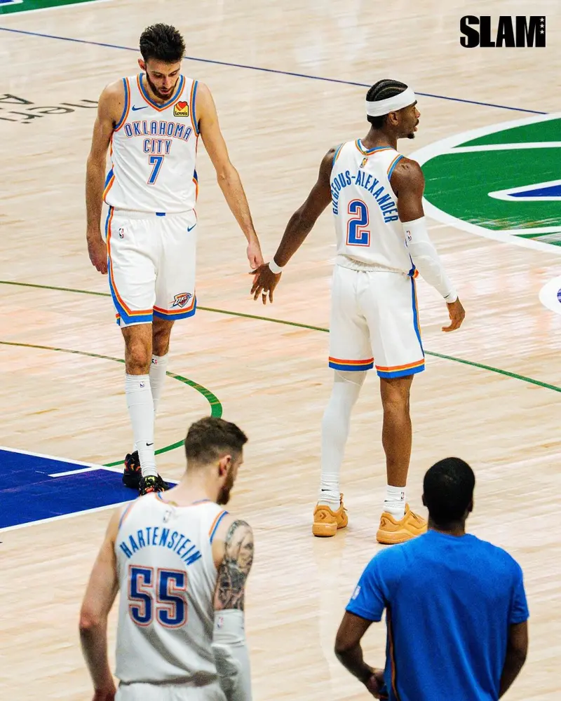 Slam's official account posted photos of the Thunder's game: The championship banner has been raised, setting a new standard.
