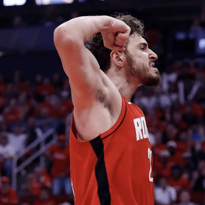 Shenjing averaged 23.8 points, 8.0 rebounds, and 7.3 assists in the first four games of the season, with a three-point shooting percentage of 57.1%.