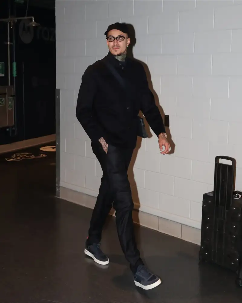 Kyle Kuzma shared a photo on Instagram with fans: When the team wins, everyone wins.