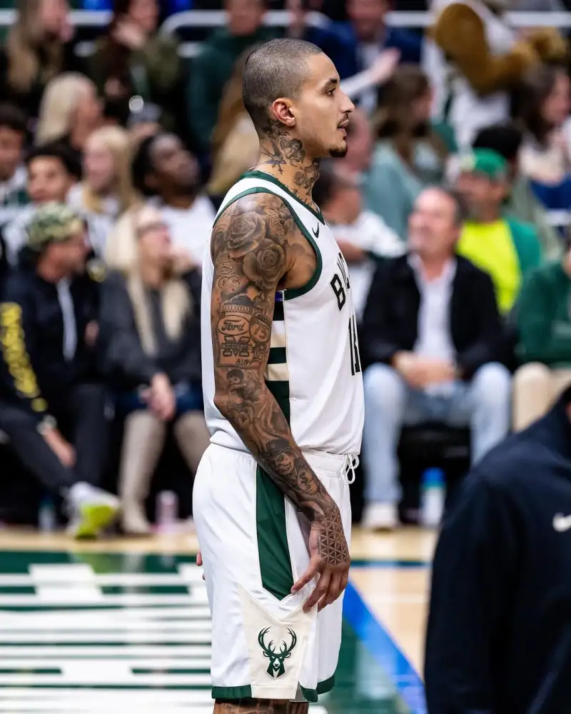 Kyle Kuzma shared a photo on Instagram with fans: When the team wins, everyone wins.