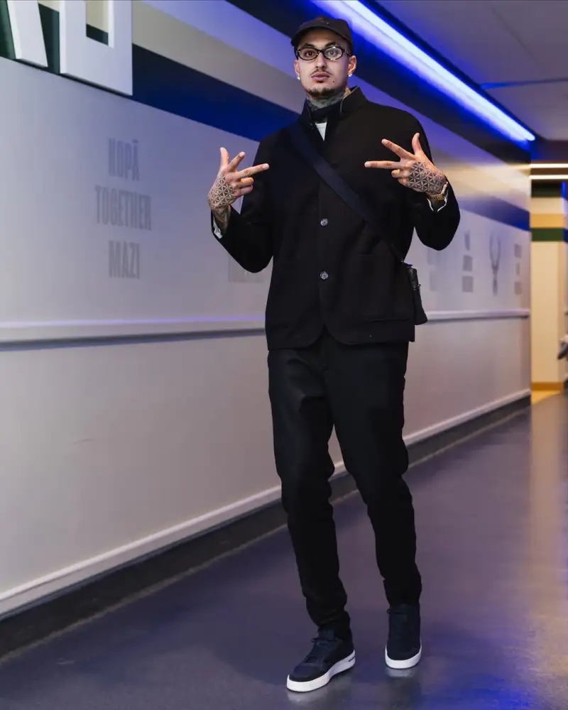 Kyle Kuzma shared a photo on Instagram with fans: When the team wins, everyone wins.