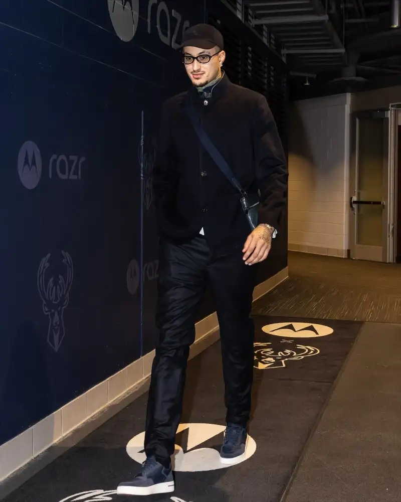 Kyle Kuzma shared a photo on Instagram with fans: When the team wins, everyone wins.