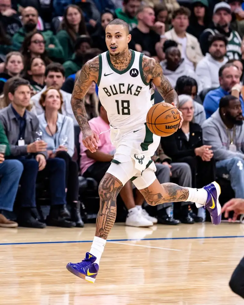 Kyle Kuzma shared a photo on Instagram with fans: When the team wins, everyone wins.