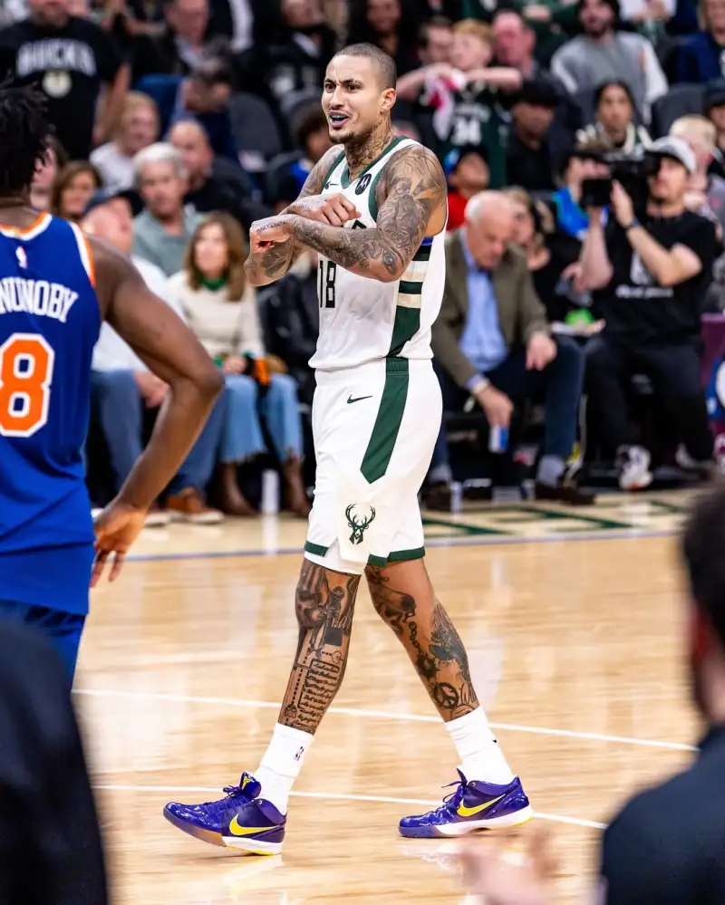 Kyle Kuzma shared a photo on Instagram with fans: When the team wins, everyone wins.