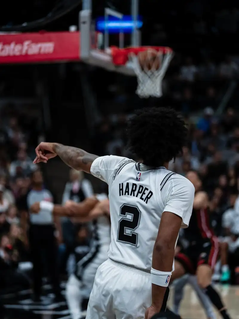 Victor Wimbledon posted a photo on Instagram to celebrate the team's five-game winning streak: 77 games left.