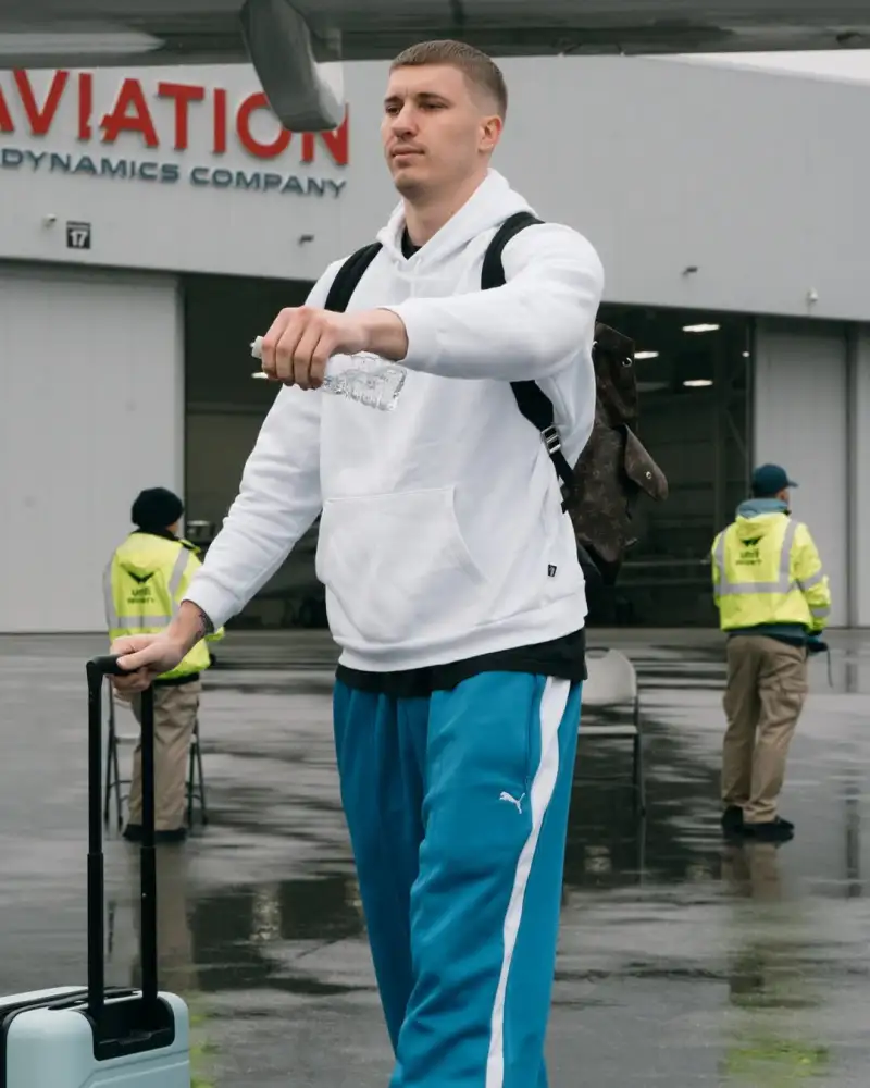 Three-game winning streak? The Celtics' official account posted photos of the players arriving at the away game tomorrow they face the 76ers.