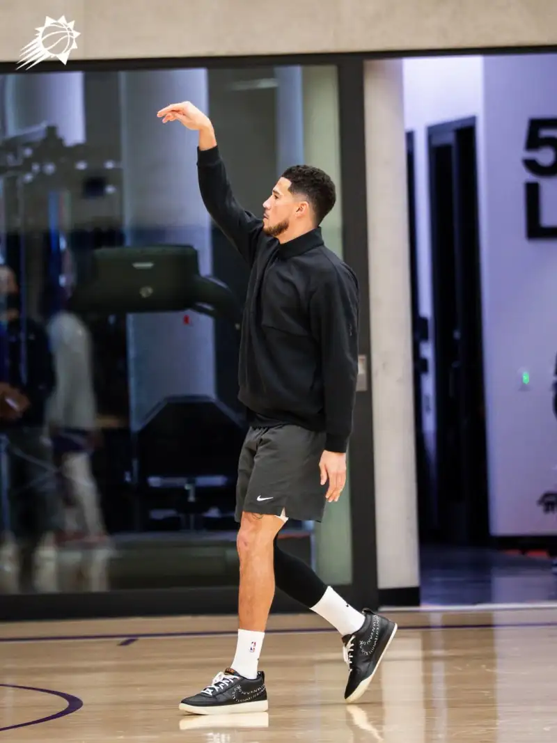 Always working! The Suns' official account posted photos of players training, including Booker, Fleming, and others.