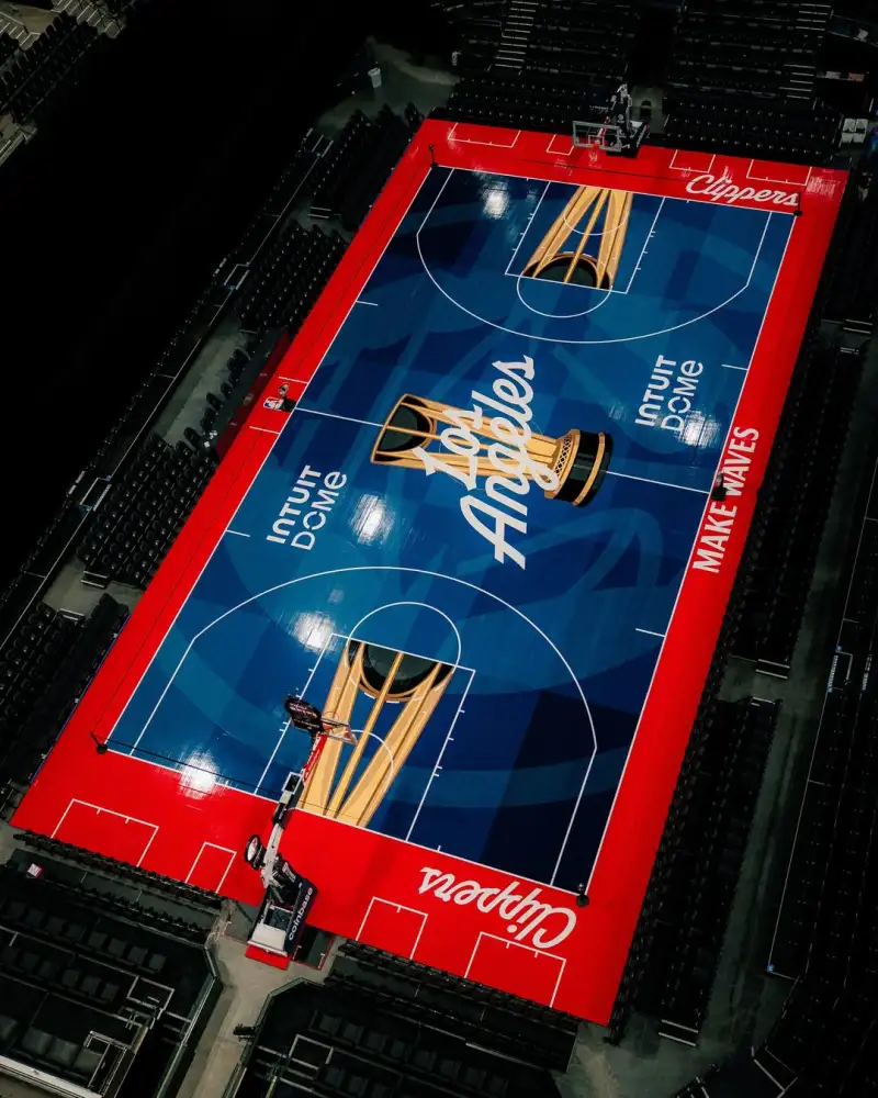 How good-looking? The Clippers' official account shared photos of their Mid-Season Championship-themed floor with fans.