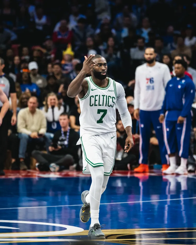 Jaylen Brown scores 30+ in Game 3! The Celtics' official account posts a photo of Jaylen Brown on the court to celebrate the team's victory.