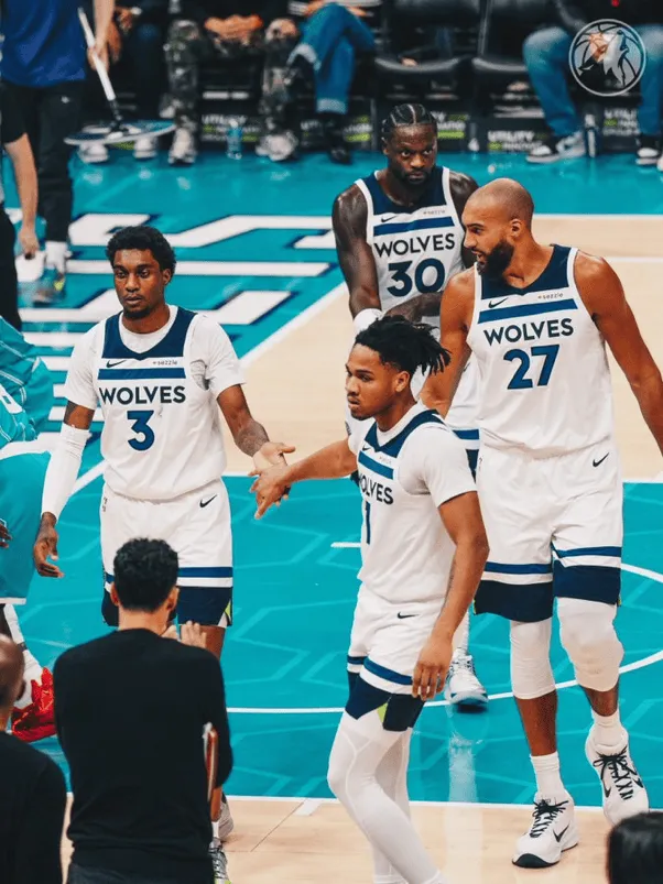 A road victory! The Timberwolves' official media posted photos of the players on the court: This is the result of teamwork.