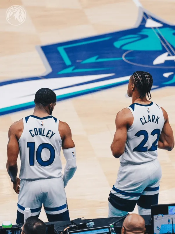 A road victory! The Timberwolves' official media posted photos of the players on the court: This is the result of teamwork.