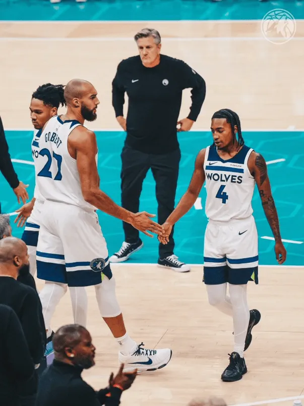 A road victory! The Timberwolves' official media posted photos of the players on the court: This is the result of teamwork.
