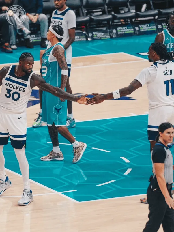 A road victory! The Timberwolves' official media posted photos of the players on the court: This is the result of teamwork.