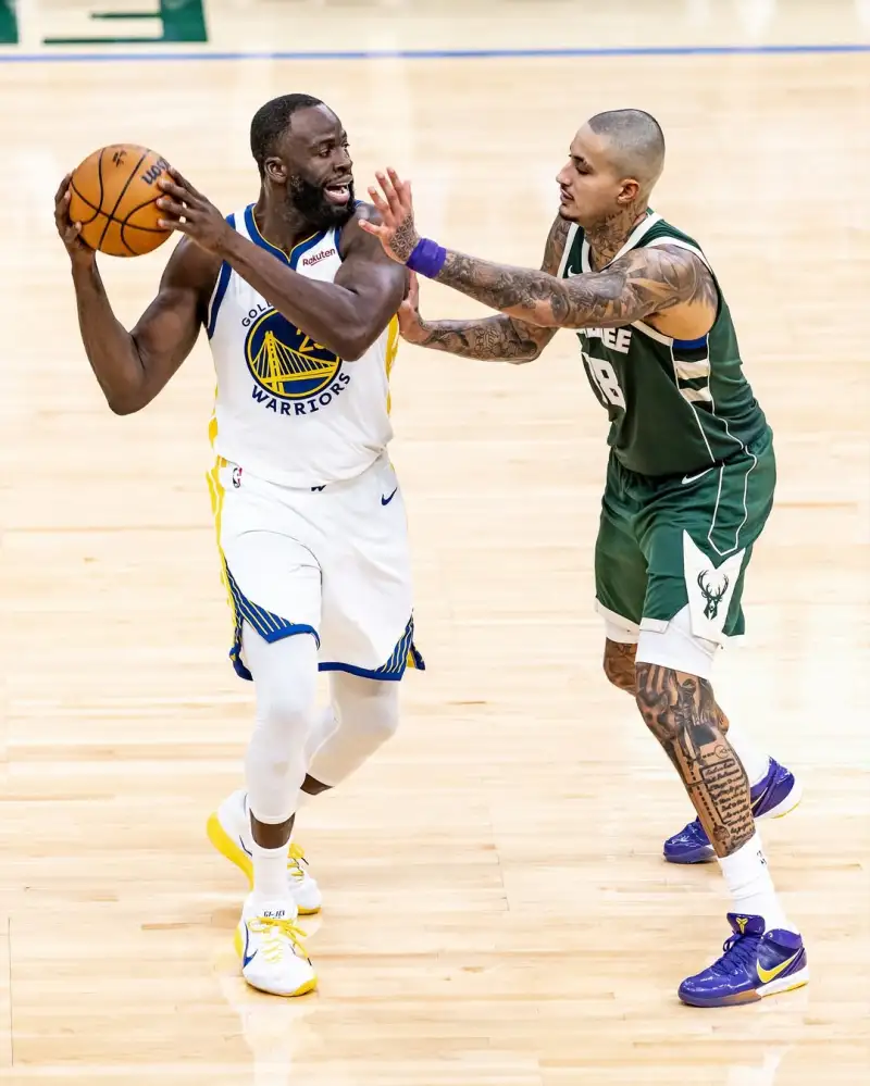 Kyle Kuzma posted a photo on Instagram to celebrate the victory over the Warriors: Great atmosphere, keep going!