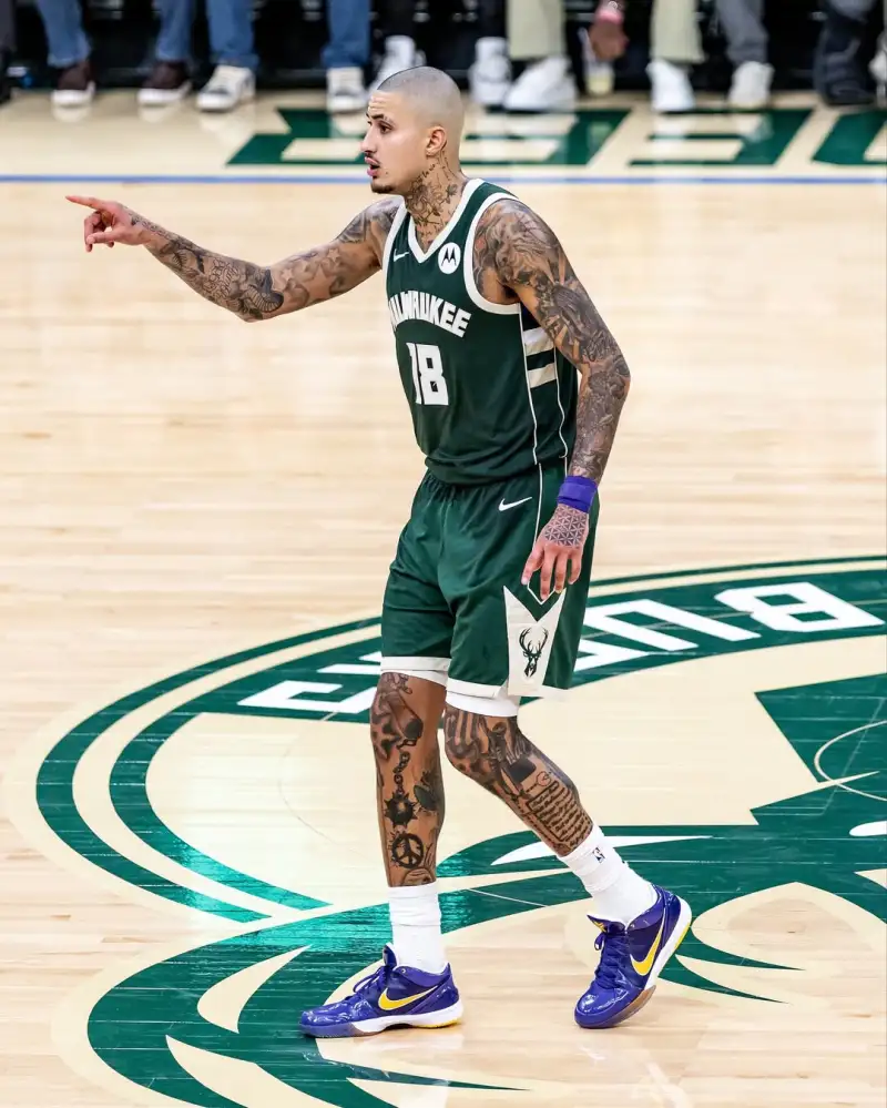 Kyle Kuzma posted a photo on Instagram to celebrate the victory over the Warriors: Great atmosphere, keep going!