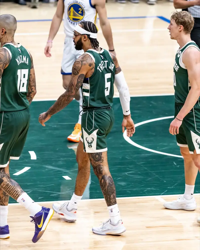 Kyle Kuzma posted a photo on Instagram to celebrate the victory over the Warriors: Great atmosphere, keep going!