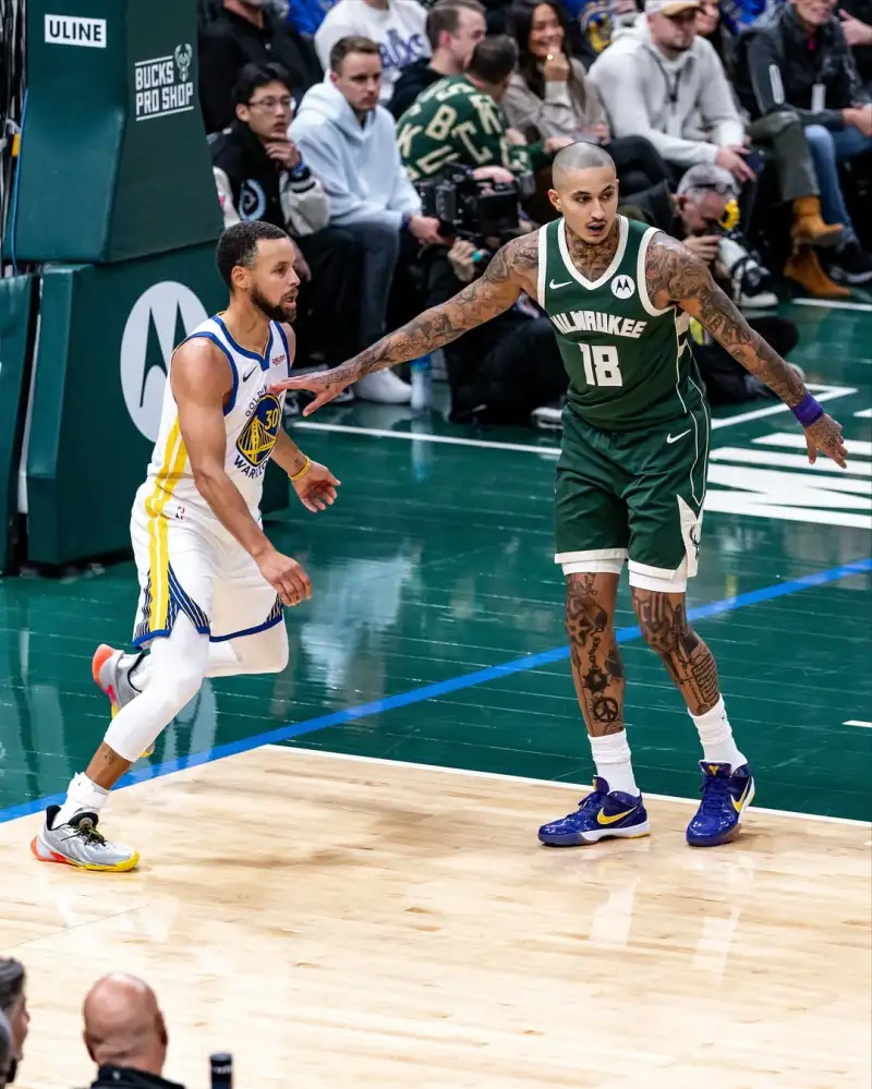 Kyle Kuzma posted a photo on Instagram to celebrate the victory over the Warriors: Great atmosphere, keep going!