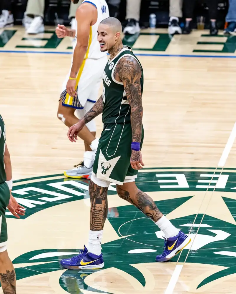 Kyle Kuzma posted a photo on Instagram to celebrate the victory over the Warriors: Great atmosphere, keep going!