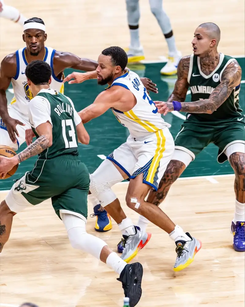 Kyle Kuzma posted a photo on Instagram to celebrate the victory over the Warriors: Great atmosphere, keep going!