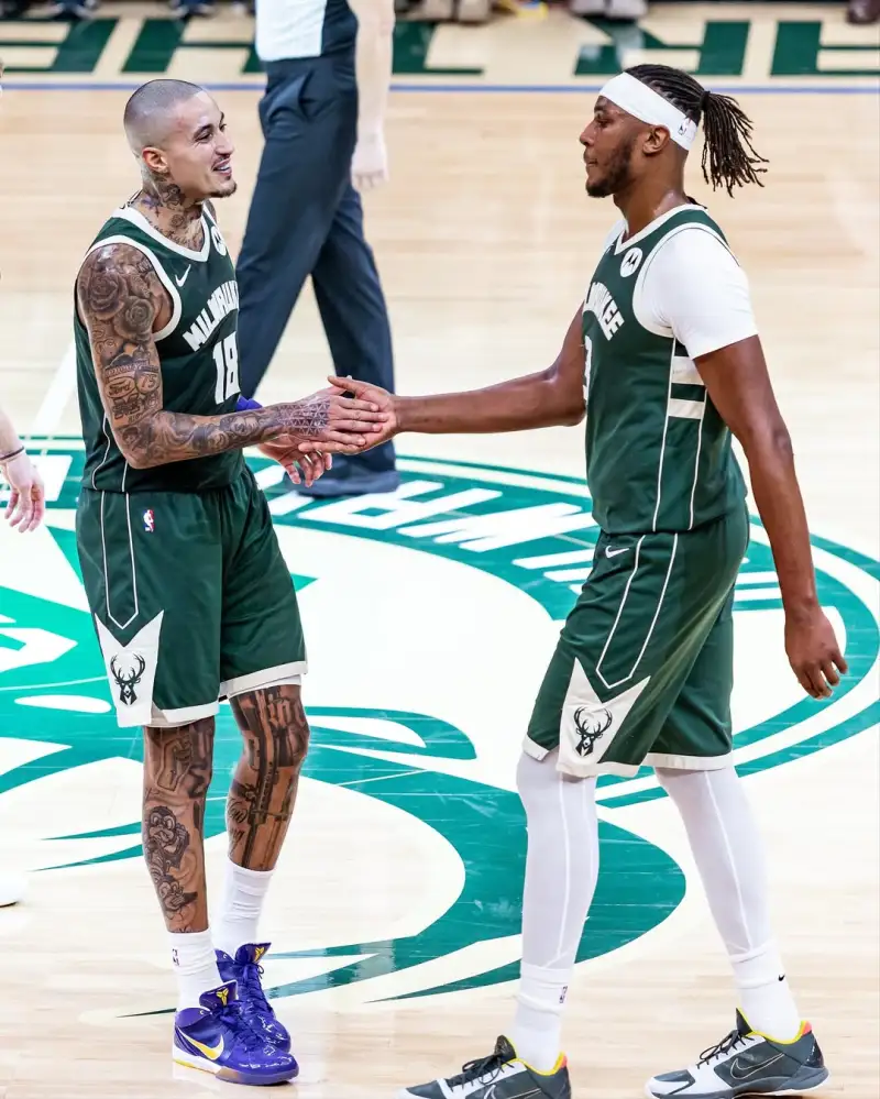 Kyle Kuzma posted a photo on Instagram to celebrate the victory over the Warriors: Great atmosphere, keep going!