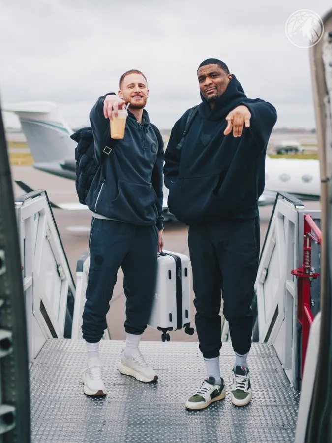 To avoid a three-game losing streak? The Timberwolves' official account shared photos of players boarding the plane with fans: See you in Charlotte!