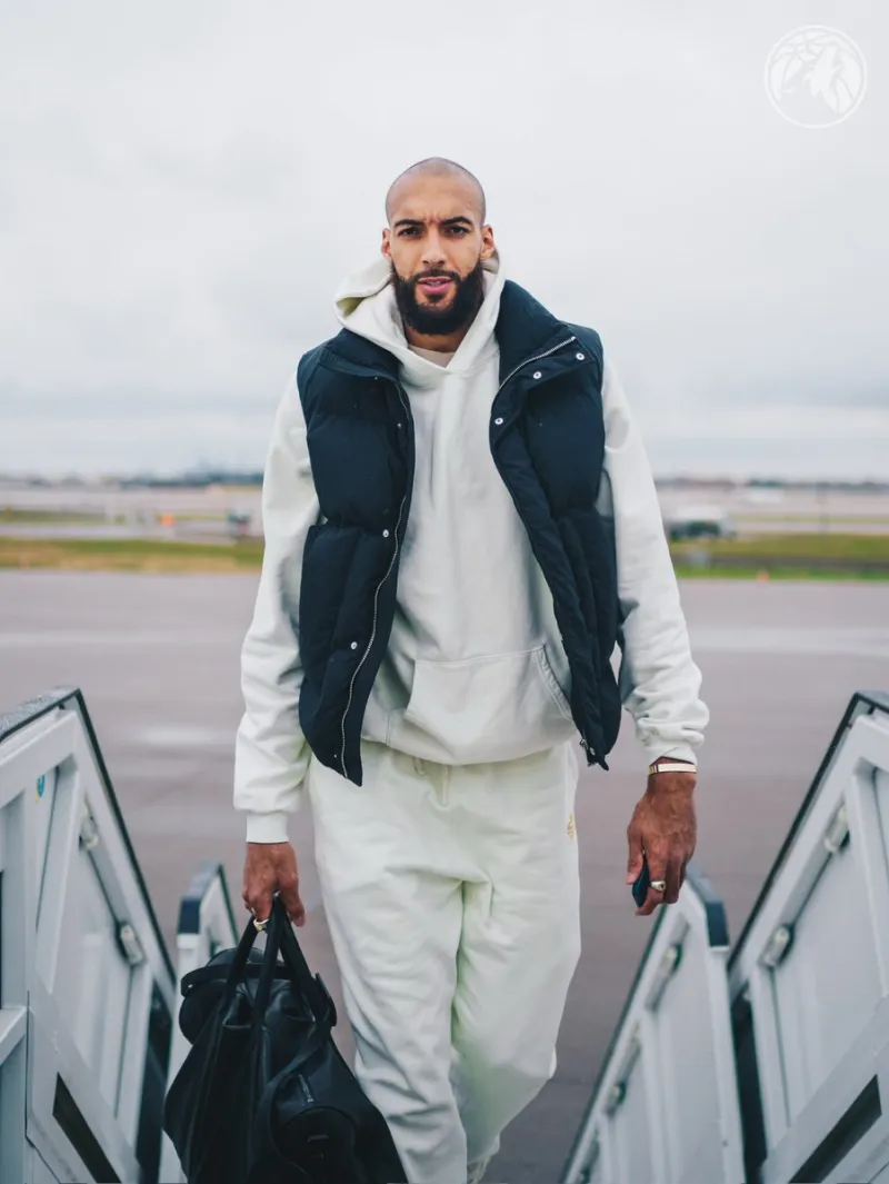 To avoid a three-game losing streak? The Timberwolves' official account shared photos of players boarding the plane with fans: See you in Charlotte!