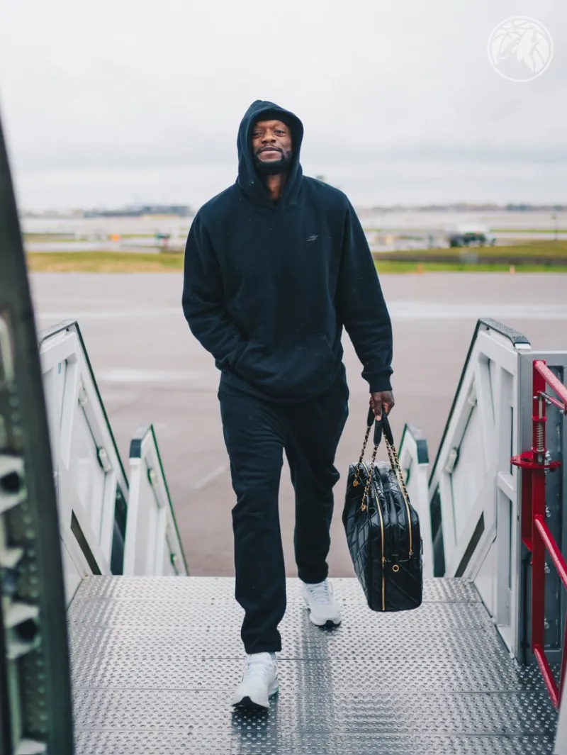 To avoid a three-game losing streak? The Timberwolves' official account shared photos of players boarding the plane with fans: See you in Charlotte!
