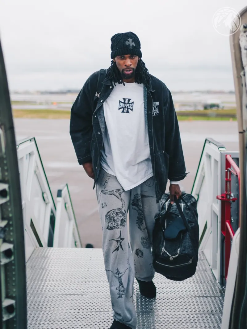To avoid a three-game losing streak? The Timberwolves' official account shared photos of players boarding the plane with fans: See you in Charlotte!